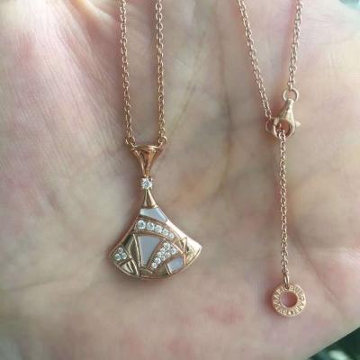 O fã dá forma ao ouro ideal da colar 18K das divas luxuosas da joia da joia com o pendente natural dos diamantes