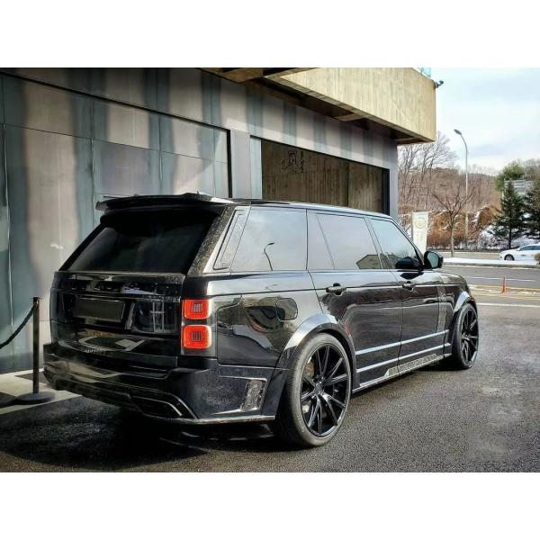 Le Range Rover noir est équipé d'un kit large en fibre de carbone de 240 mm.