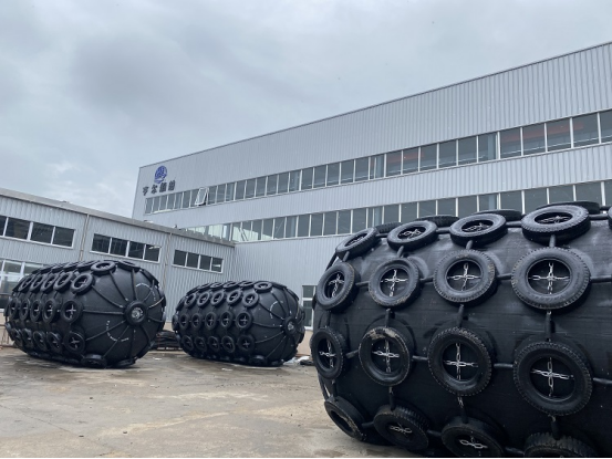 STS basse force de réaction Yokohama Pneumatique Fenders en caoutchouc avec chaîne et pneus