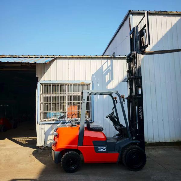 Powerful Used For Toyota 3 Ton 3000kg Diesel Forklift With 3-Stage Mast Japanese Engine 4-Wheel FD30 Model Sale
