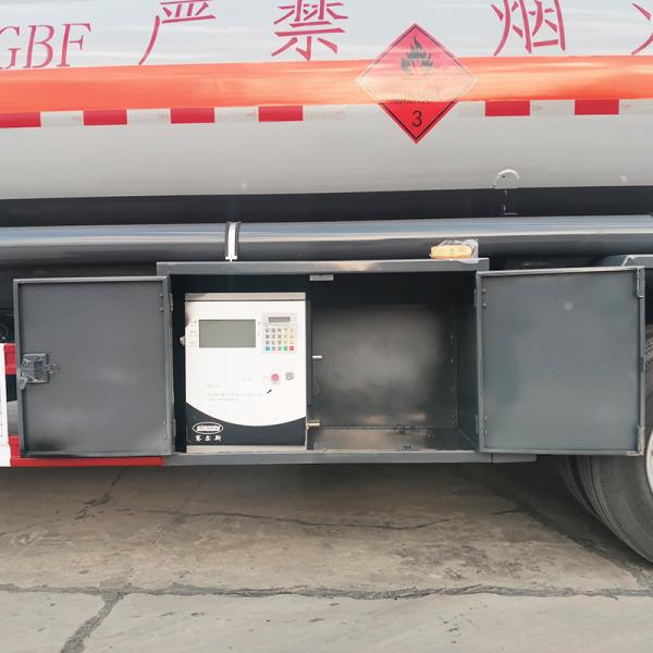 High Capacity 8000L Fuel Oil Tank Truck With Carbon Steel Tank Material