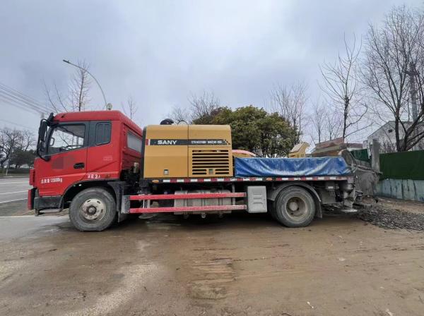 Utilisé 2021 Sany Heavy Industry 10023 camion-pompes monté avec 585 ms de temps de réponse au freinage