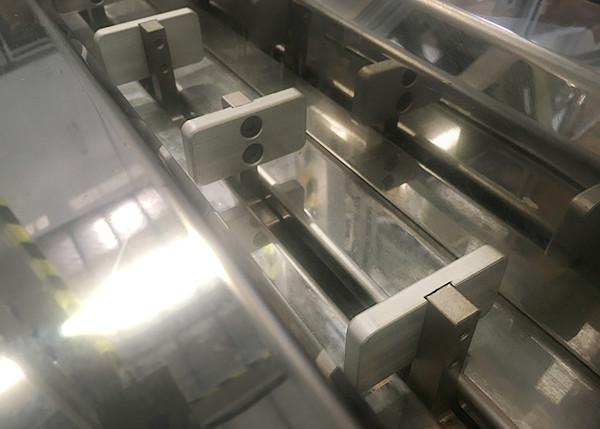 PE Plastic Bag 0.6Mpa Pneumatic Feminine Napkin Bagging Machine