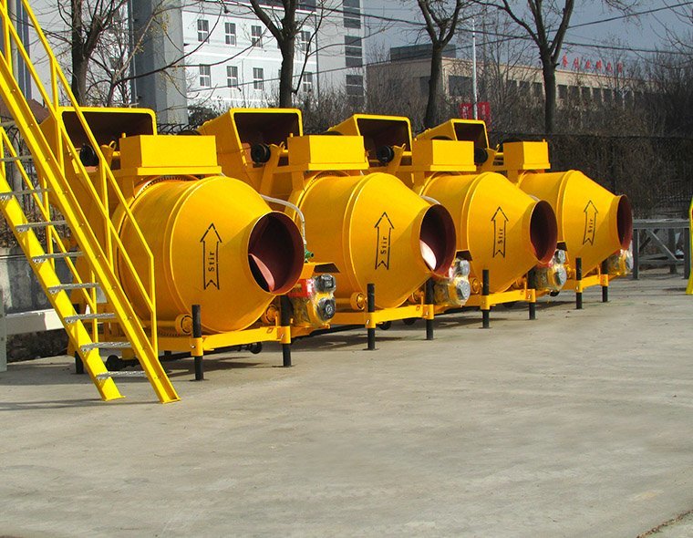 High Efficiency JZR Diesel Concrete Mixer 2/4 Tires For Remote Construction Sites