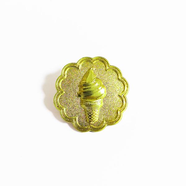 Zinc alliage plaqué or épingle métallique personnalisée 1 pouce Die frappé crème