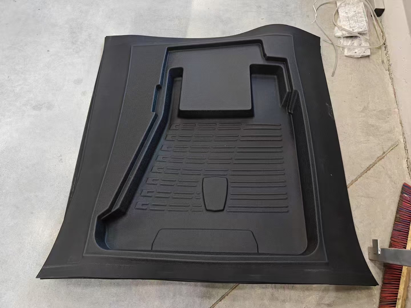 China ABS PMMA PS PVC HDPE Thick sheet vacuum forming machine