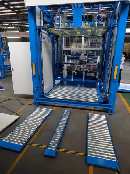 Appareil automatique pour empiler et collecter des palettes de papier ondulé