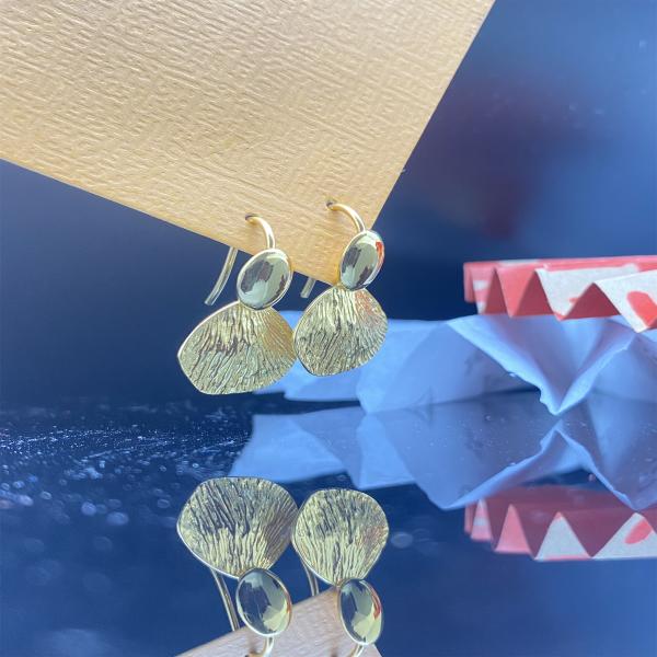 Des boucles d'oreilles en or à la mode