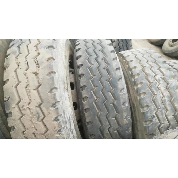 la mano de segundo 1100r20 pone un neumático la mano del neumático segundo del camión de la pulgada 14-24