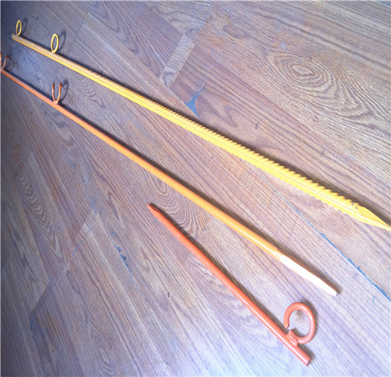 На открытом воздухе располагаясь лагерем стальные шипы земли горячего погружения колышков шатра ногтя гальванизированные стальные