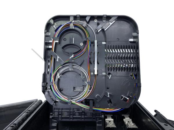 Boîte de répartition de séparateur de fibres optiques IP65 montée sur un poteau FTTH Ports à chute plate