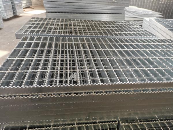 Flat Type 76mm Galvanised Steel Grid Heat Dissipation Stair Grating NAAMM Standard