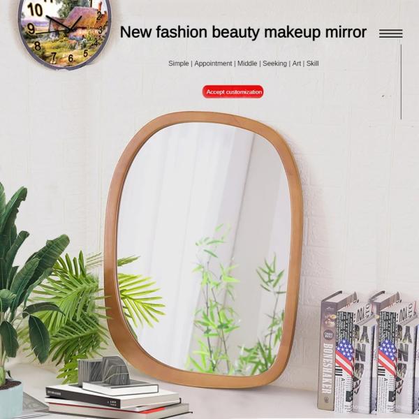 Антикварный декор бани на стене с деревянным зеркалом в стиле Морден