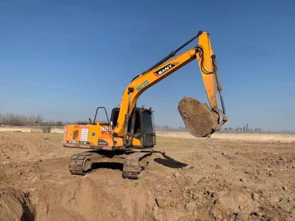 Excavadora Sany SY135C com cilindro hidráulico original usado com 13500 peso operacional