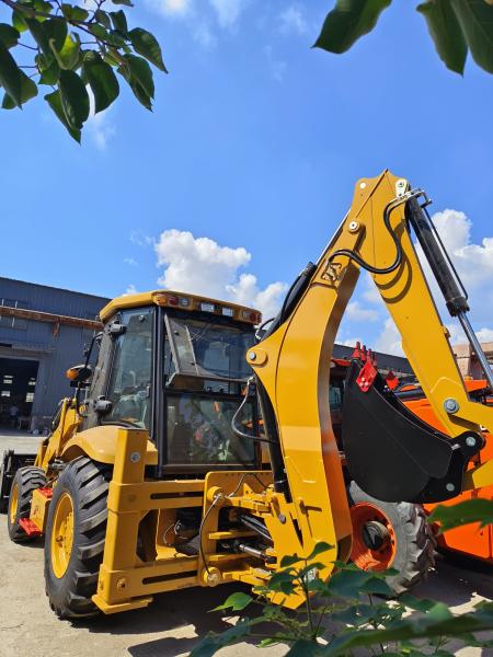 Used Backhoe Yuchai YC4A105Z-T20 Second Hand Backhoe 2500KGs