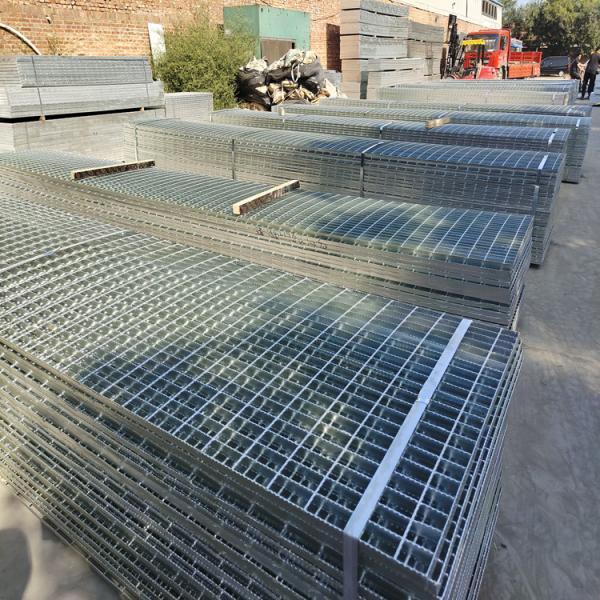 Строительная площадка сверхмощной стальной решетки 353/30/100 проходит через грузовики