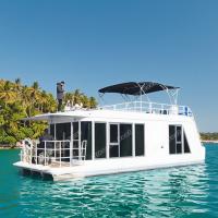 11Un bateau flottant de 5 mètres de long, un hôtel en aluminium, un hangar pour 16 passagers.