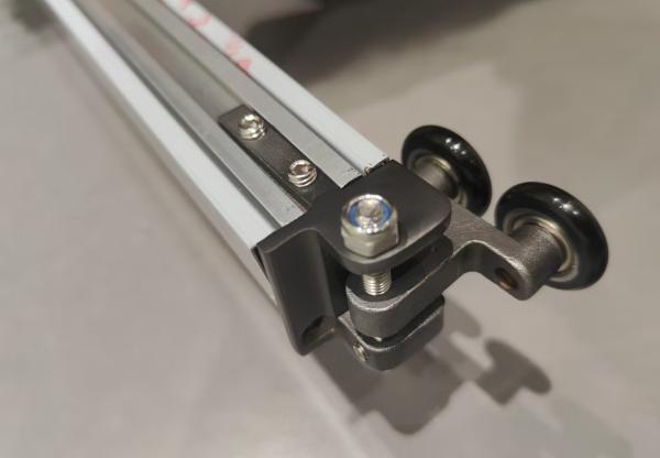 A minimalist one-line sliding door that maximizes opening space, with no overhead clamps design.