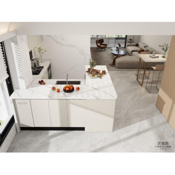 Gabinete de cocina de acero inoxidable beige moderno con una encimera de cuarzo de diseño alto y bajo