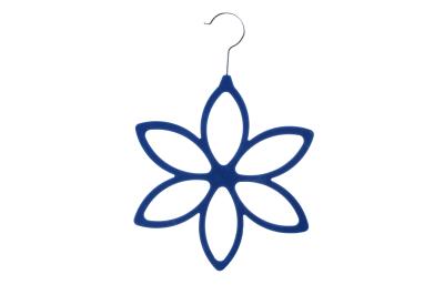 A flor deu forma aos ganchos infantis de veludo, 29cm que as crianças reuniram ganchos