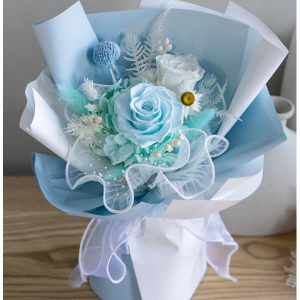 Día de San Valentín, un ramo de rosas conservadas y flores de hielo azul helado para su novia y mejor amiga como regalo navideño y objeto decorativo