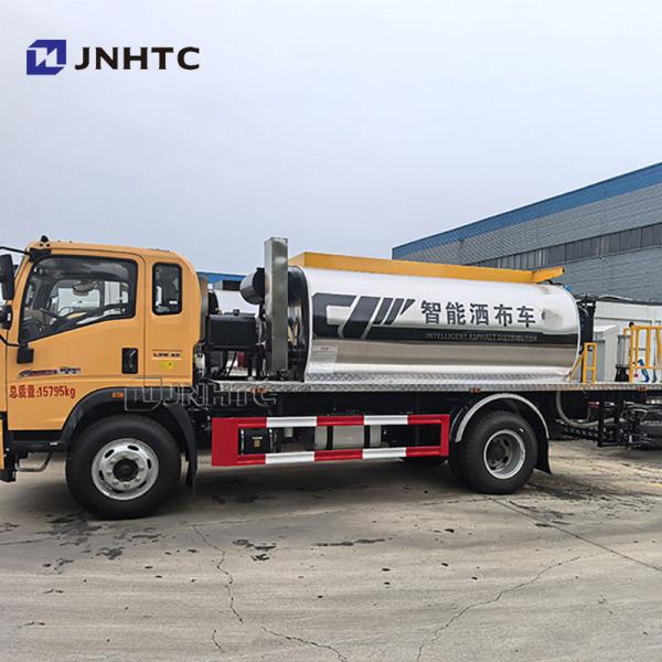 HOWO 6 Wheel Asphalt Bitumen Distributor Bitumen Sprayer Truck For Sale