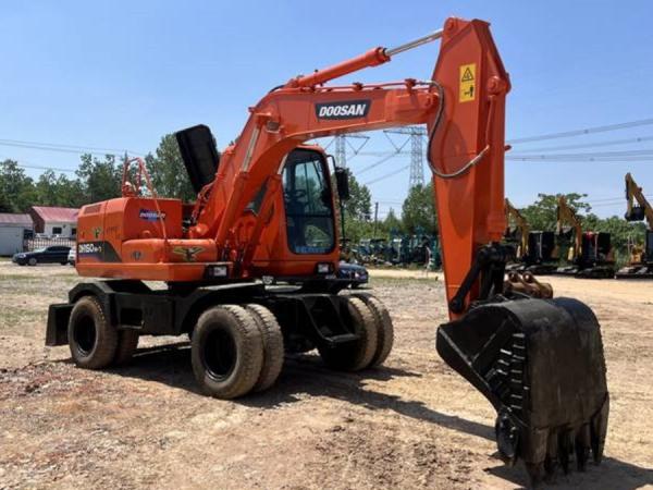 Excavatrice hydraulique à roues sur terrain utilisée Doosan DH150W 12Tonne