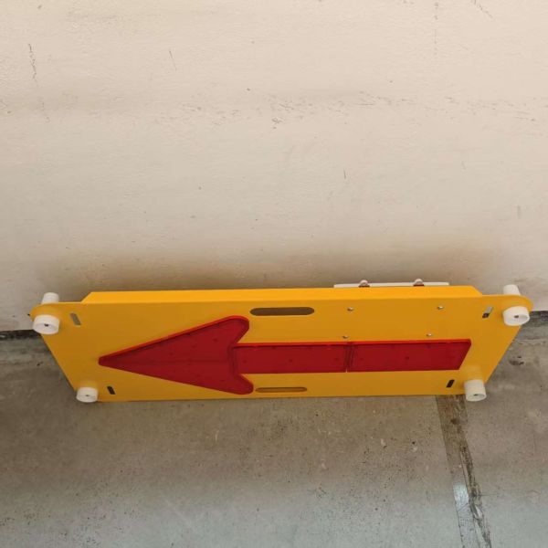 High Brightness Red LED Arrow Board Wall Mounted for Easy Mounting Solution