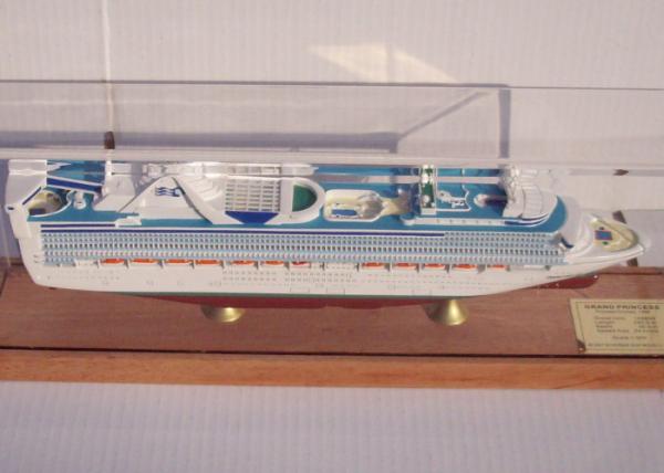 OEM ODM Princess Cruise Ship Models With Injection Mold Making Anchor Material