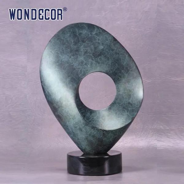 Скульптура кольца конспекта украшения металла конспекта открытого сада бронзовая