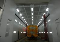 O trem da cabine da pintura do metro pulveriza cabines com os equipamentos do trole