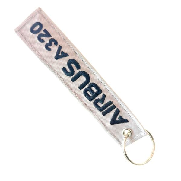 Logotipo personalizado en blanco bordado Tejido de marca tejida Avión Jet Key Tag Anillo de llave de aerolínea bordado