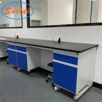 A mobília prática C da bancada do laboratório de química da escola molda o quadro de H