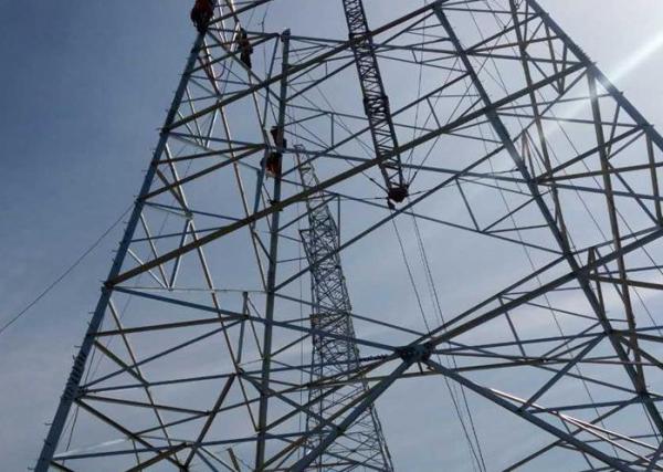 10KV - 1000KV Power Transmission Line Tower , Silver Lattice Steel Towers
