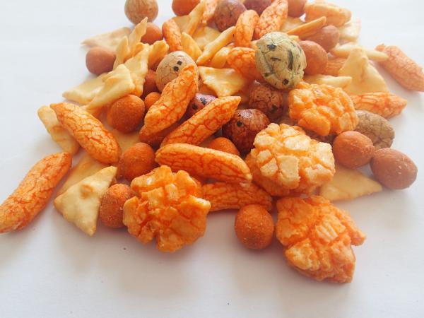 O biscoito quente do arroz da venda com os petiscos japoneses da grão do amendoim revestido misturou biscoitos do arroz de Senbei