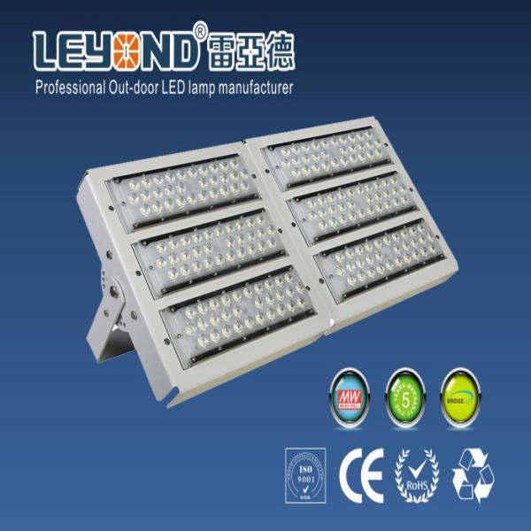 As luzes de inundação conduzidas exteriores do poder superior de AC100-240V, conduziram a garantia das luzes 5years do estádio