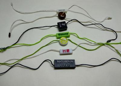 O balanço feito sob encomenda etiqueta o produto plástico Hang Tags Holders Suppliers dos ganchos plásticos da etiqueta