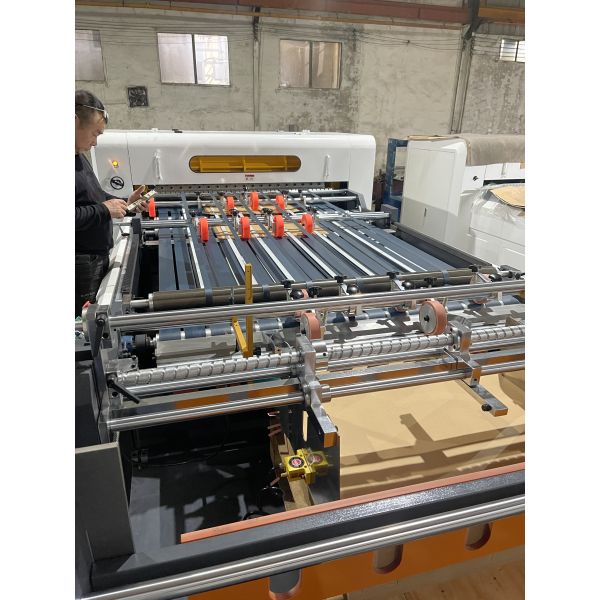 JIGUO ZWC-1700-1 Paper Sheeter Cutter Machine，Reference weight of cutting paper：50-500g/m2，Maximum cutting meter speed：300m/min
