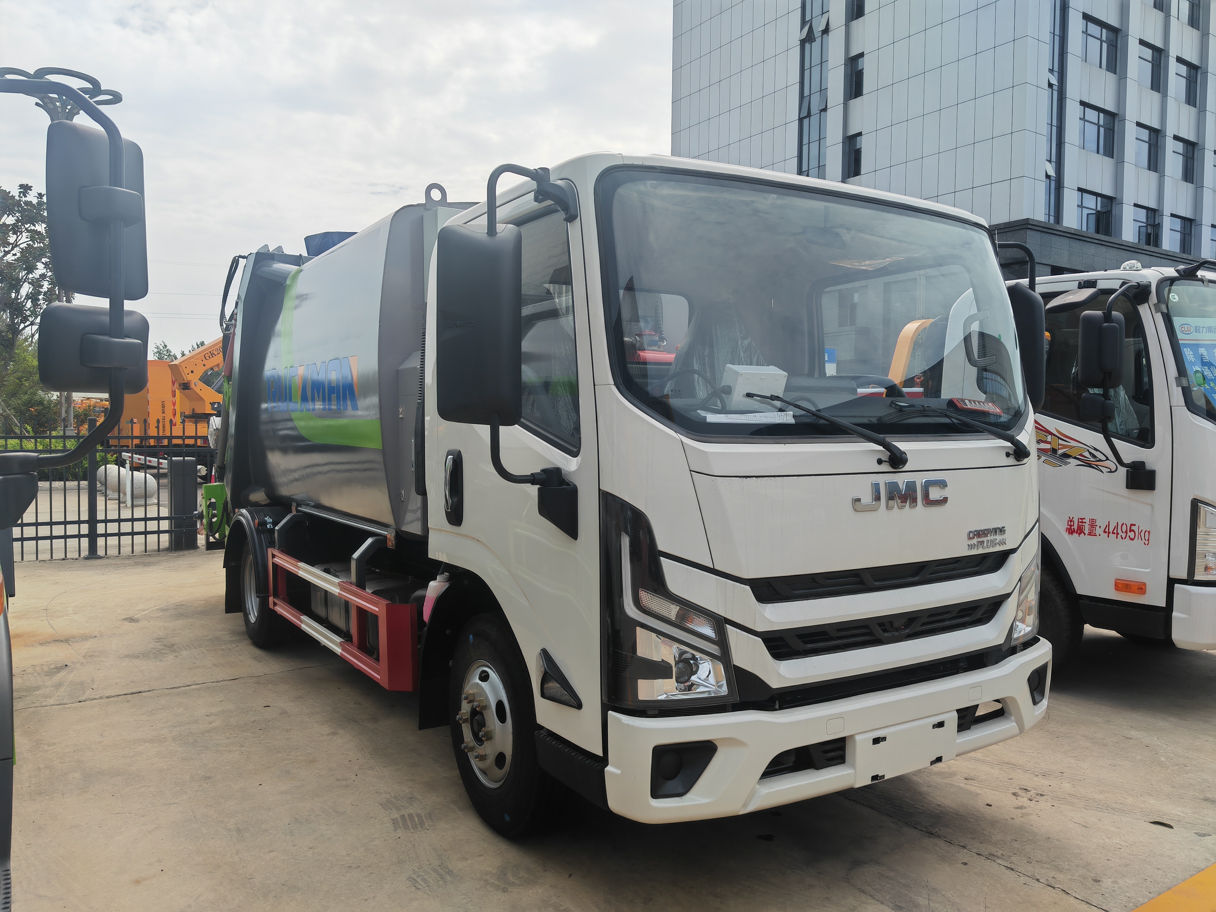 JMC Compactor Garbage Collection Bin Cleaning Truck For Sale in Morocco