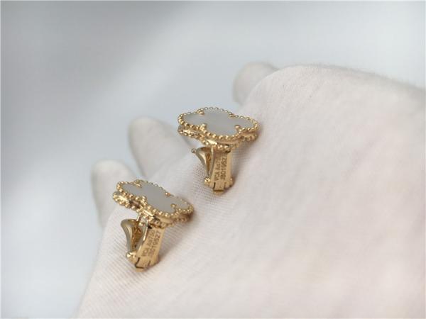 Brincos do ouro de Alhambra 18K do vintage com forma de folha branca da madrepérola/trevo