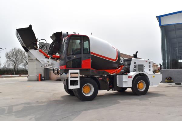 4.5 Cubic Bidirectional Cab Mobile Mixer Truck With Car Water Priming Pump