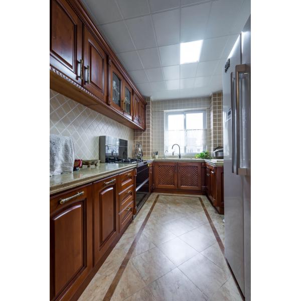 El armario de la cocina de grano de madera, el armario de la puerta con panel de pizarra y la encimera de cuarzo.