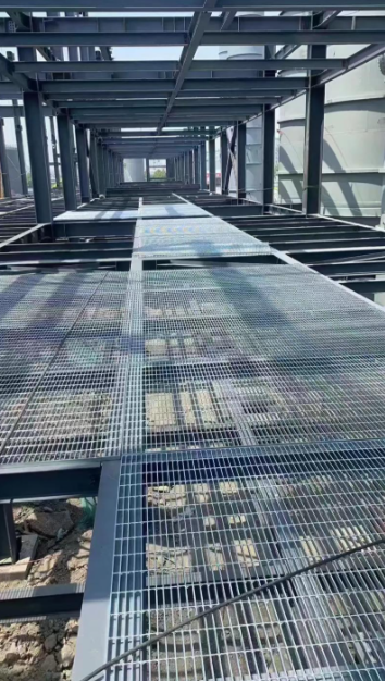 Steel Grating for Industrial Flooring, Safety Walkways and Drainage Systems