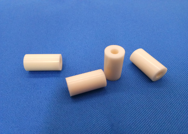 Керамиковый изолятор глинозема 99 компонентов точности изоляторов Ал2о3 керамический с винтом М4