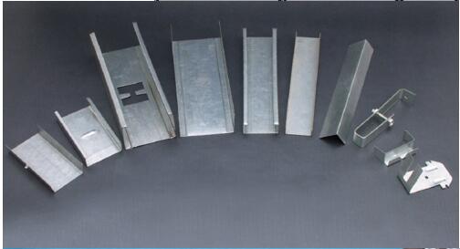 Velocidad 0 - el perno prisionero y la pista ligeros del canal C U del metal 15m/min ruedan formando la máquina para hacer el braguero de la estructura de acero