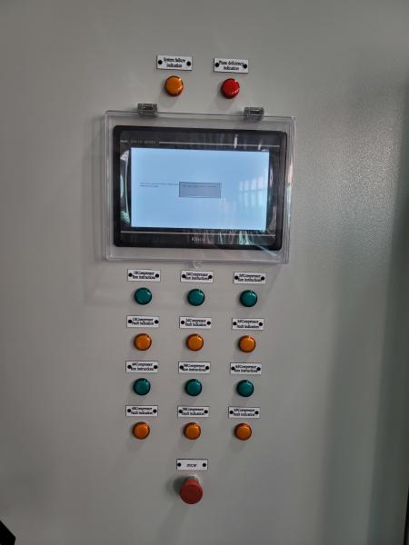 Gabinete de panel de control HMI industrial con interfaz de pantalla táctil para integración de sistemas PLC y SCADA