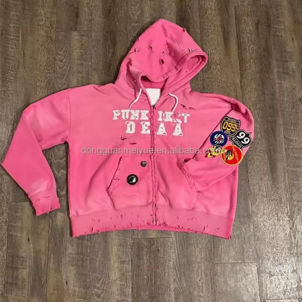 Des patchs brodés, un logo, une chemise à capuche, une chemise à fermeture à glissière, une chemise à capuche.