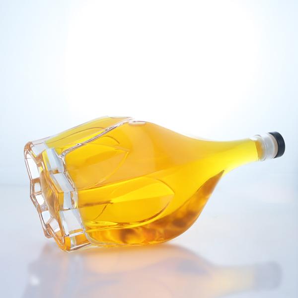 Flint Glass Embossed Design Screw Cap Spirit Bottle for Whisky Vodka Tequila Gin Rum