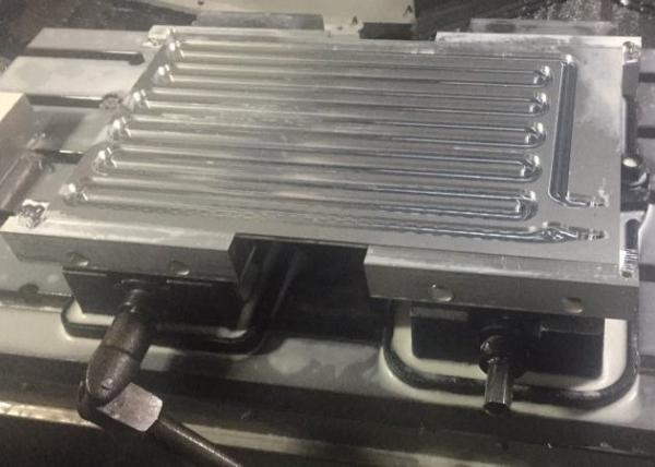 A placa refrigerando líquida de 1000 séries expulsou os perfis de alumínio para a bateria do veículo elétrico da energia
