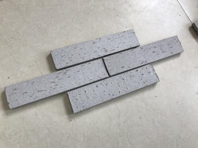 Telhas rachadas cinzentas do tijolo de cara da cor M25340 para o exterior com superfície áspera
